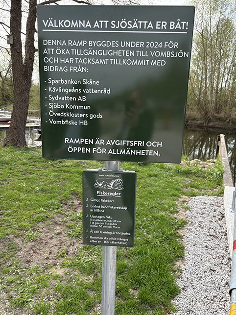 Skylt vid båtrampen i Vressel. På skylten står det vilka organisationer som bidragit till byggandet av båtrampen; Sparbanken Skåne, Kävlingeåns vattenråd, Sydvatten, Sjöbo kommun, Öveds kloster och Vombfiske HB.